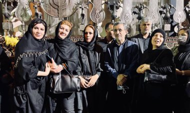 حرف‌های درگوشی احمدی‌نژاد با یک زن خبرساز شد!