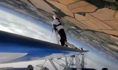 فیلم بدلکاری مادربزرگ ۹۳ساله روی بال‌های هواپیما!