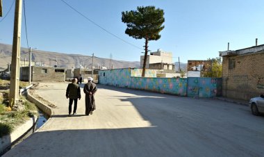 ماه فیروزه ای، محروم و مهجور