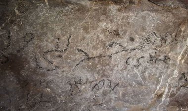 یادگاری نویسی‌ها بر تن گوردخمه ساسانی در مرودشت