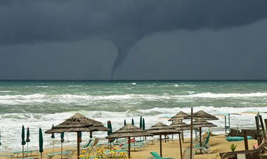 در مکزیک، گردباد قدرتمندی از دریا، ساحل را در هم نوردید