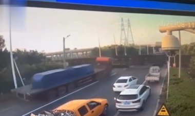 ببینید | لحظه خروج تریلی از کنترل راننده و تصادف هولناک با قطار