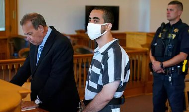 ضارب  از زنده ماندن سلمان رشدی حیرت‌زده است