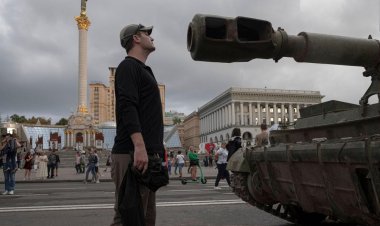 روس‌ها بالاخره در پایتخت اوکراین رژه  رفتند!