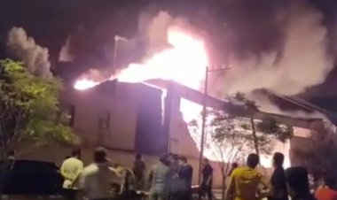 فیلم|  آتش سوزی گسترده  در کارخانه فرش کاشان