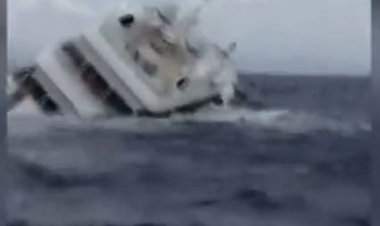  لحظه غرق شدن قایق تفریحی در سواحل ایتالیا