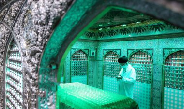 غبارروبی مضجع مطهر رضوی توسط رهبر معظم
