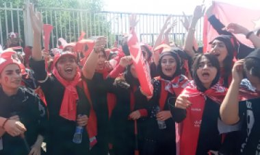دختران پرسپولیسی در ورزشگاه   
