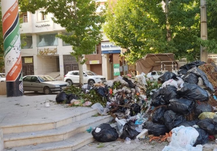 تخلیه زباله مقابل تأمین اجتماعی یاسوج به دلیل مسدود شدن  حساب‌های  شهرداری