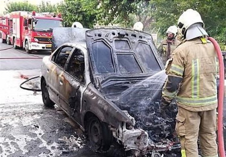 آتش‌سوزی خودروی سمند در جایگاه سوخت هفتکل