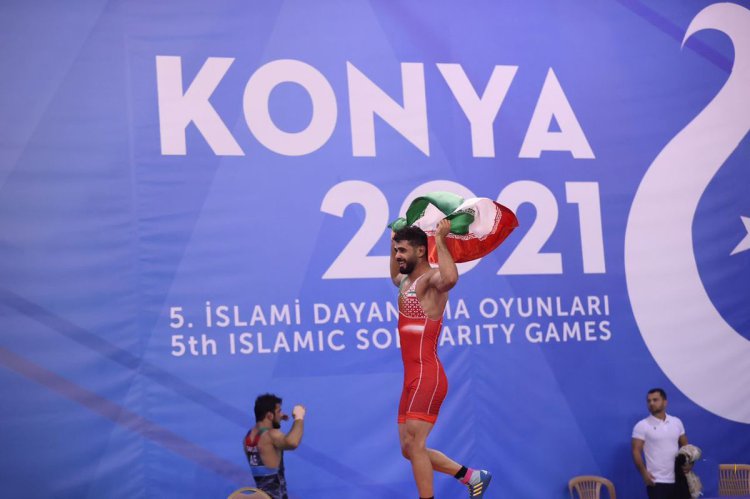 مدال طلای مسابقات قونیه بر گردن کشتی گیر فارسی