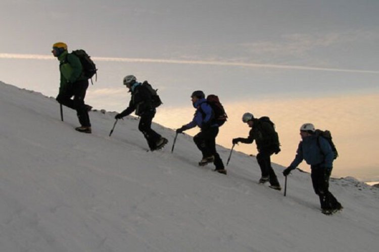 صعود به ۵ قله در هفت روز توسط کوهنورد جهرمی