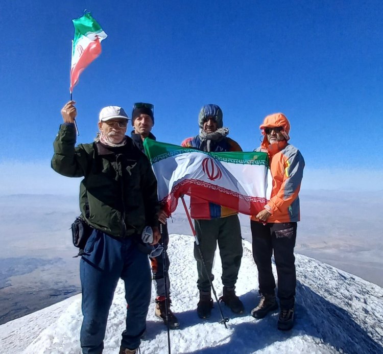 صعود کوهنوردان ارسنجان به قله آرارات ترکیه