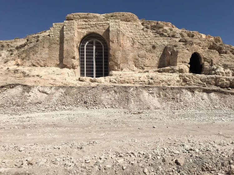 حریم مسجد سنگی داراب با لودر تخریب شد