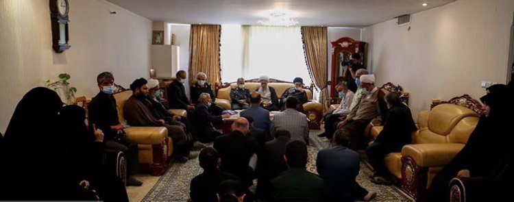 آیت‌الله دژکام: جریانی در شیراز هتک حرمت ارزش‌های دینی و ملی است