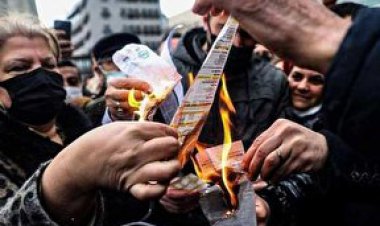 ببینید | آتش زدن قبض‌ برق در «ناپل» ایتالیا