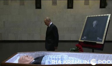 تصویر گورباچف در تابوت؛ پوتین با دسته گل بر تابوت او حاضر شد