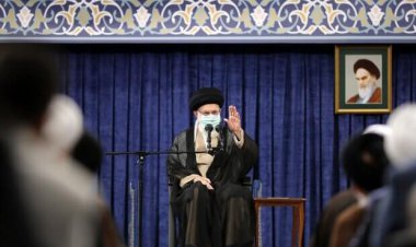 رهبر معظم: پرچم جمهوری اسلامی پرچم «عدالت و معنویت» است