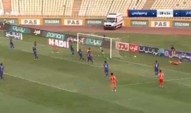  گل اول پرسپولیس به هوادار توسط لوکادیا در دقیقه ۱۳