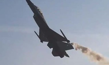 ببینید | لحظه هیجان‌انگیز عبور جنگده F16 از کنار هواپیمای  مسافربری