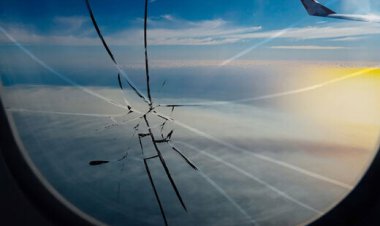 ببینید | شکسته شدن شیشه پنجره هواپیما و ترس مسافران