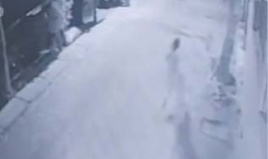 ببینید | لحظه ورود دزد به خانه در لحظه بسته شدن درب پارکینگ