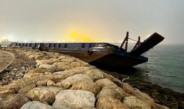 فیلم| برخورد شناور باری با ساحل بندرعباس