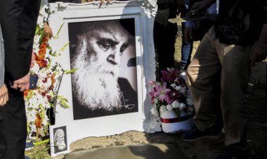 اولین عکس از آرامگاه هوشنگ ابتهاج پس از نصب تندیس و سنگ قبر