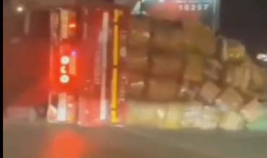 ببینید | لحظه عجیب چپ شدن کامیون وسط اتوبان به دلیل بار اضافه