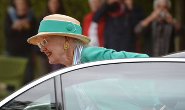 تصاویر | تنها ملکه ؛ یک سیگاری قهار