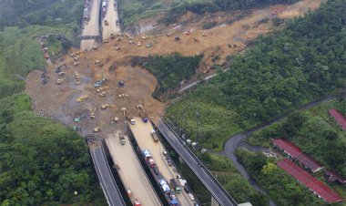 ببینید | لحظه هولناک ریزش کوه روی سر موتورسوارها و خودروها