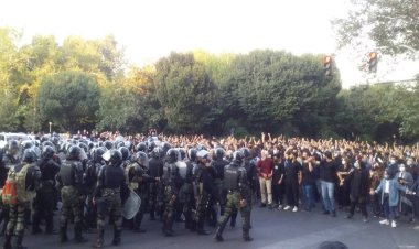 ببینید | کتک خوردن یکی از ماموران پلیس‌ در تجمع تهران