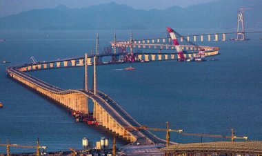 ببینید | ساخت و ساز جاده و اتوبان وسط دریا در چین!