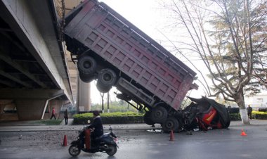 ببینید| خروج وحشتناک کامیون از پل هوایی