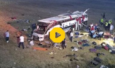 ببینید | لحظه سقوط یک اتوبوس در اثر رانش زمین در پاکستان