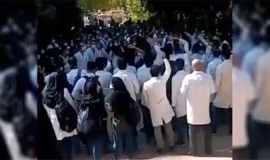 گزارش «فارس» از تجمع دانشجویان دانشکده علوم پزشکی  شیراز