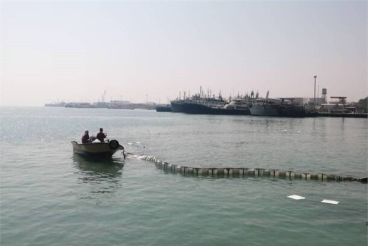 نشت مواد نفتی از یک شناور در آب‌های بوشهر