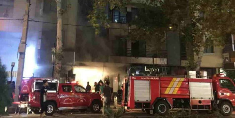 نجات پنج شهروند از میان دود و آتش ساختمان تجاری - مسکونی در شیراز