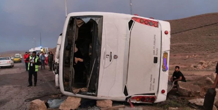 واژگونی اتوبوس حامل زائرین در مسیر ایلام - مهران