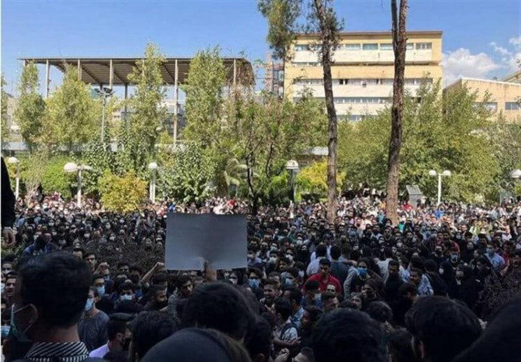تجمع دانشجویان در پی درگذشت مهسا