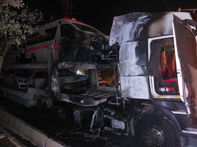 آتش سوزی تریلر با بار 6 خودرو در شیراز