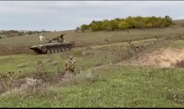 ببینید | لحظه تسلیم شدن تانک ارتش روسیه در خرسونِ اوکراین