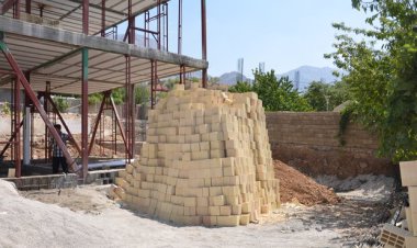 بسیاری از منازل آسیب دیده از زلزله در سی سخت تکمیل نشده اند