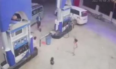 ببینید | لحظه هولناک زیر گرفتن یک کودک در پمپ بنزین؛ نجات معجزه‌آسای پسربچه