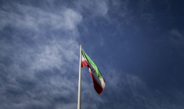 واکنش به انتقاد‌ها در خصوص چاپ پرچم برعکس ایران