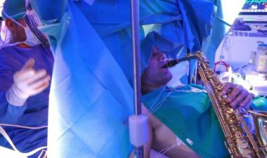 ببینید | ساکسیفون نوازی یک بیمار هنگام جراحی مغز