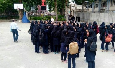 وزیر: ما از گل  نازک‌تر به دانش‌آموزان نگفتیم