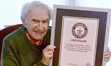 مسن‌ترین پزشک جهان با ۱۰۰ سال سن، قصد بازنشستگی ندارد! 