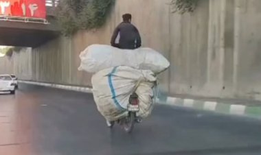 حرکت خطرناک یک موتورسوار برای حمل بار زیاد