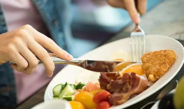 اگر در شب دچار پرخوری می‌شوید بخوانید